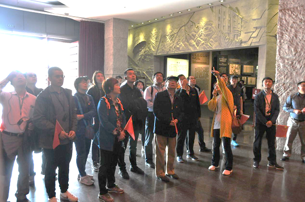 0d7fb5b1966347978675ee63a887e3ec.png 参观纪念馆照片.png