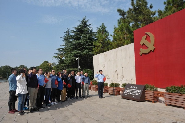 e9bd944a7d844805a96590c251ce329d.jpg 宣誓照片.JPG